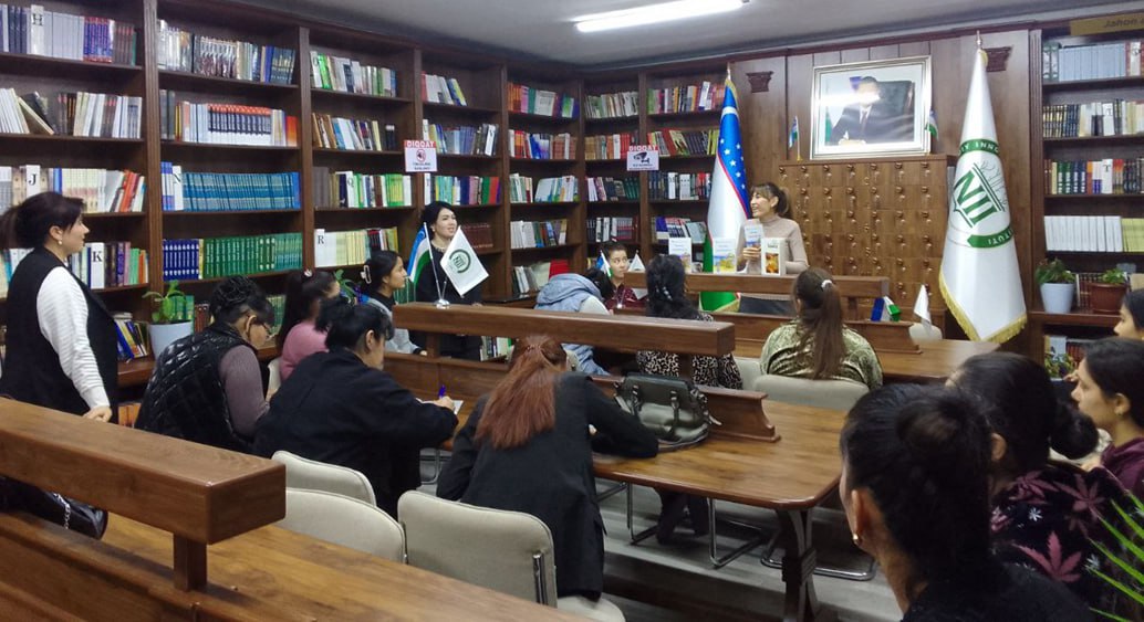 Navoiy innovatsiyalar universiteti Axborot-resurs markazi xodimlari X.Rabbimova, N.Abdullaeva, D.Adizova tomonidan 16-noyabr kuni Paulo Koeloning “Alkimyogar” bestseller romanining taqdimoti bo'lib o'tdi. Taqdimotda filologiya va tillarni o'qitish ingliz tili fani o'qituvchisi Davlatova Aziza qatnashdilar va o'zlarining fikr-mulohazalarini bildirib, talabalar qiziqtirgan savollarga javob berdi.