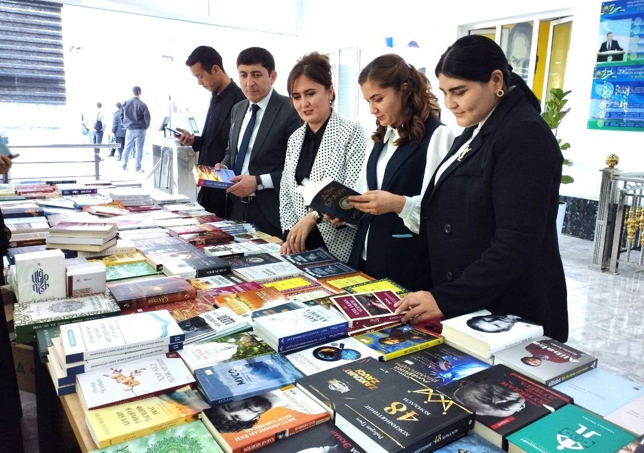Navoiy Innovatsiyalar universitetida kitoblar ko'rgazmasi.