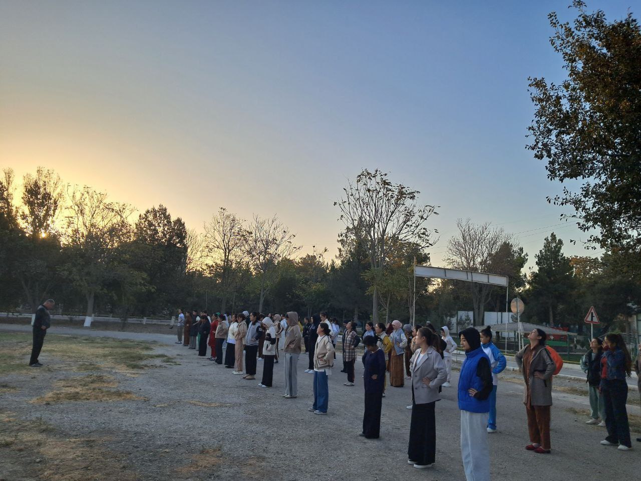 18-dekabrdagi “Yoshlarning sport bilan muntazam shug‘ullanishi uchun qo‘shimcha shart-sharoitlar yaratish to‘g‘risida”gi PQ–443-son qarorining 1-bandida haftaning har payshanba kuni jismoniy tarbiya va sport kuni sifatida belgilangan.